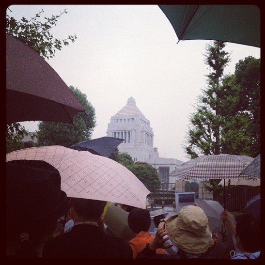 「雨の国会議事堂前。」 by @mipo_aloha